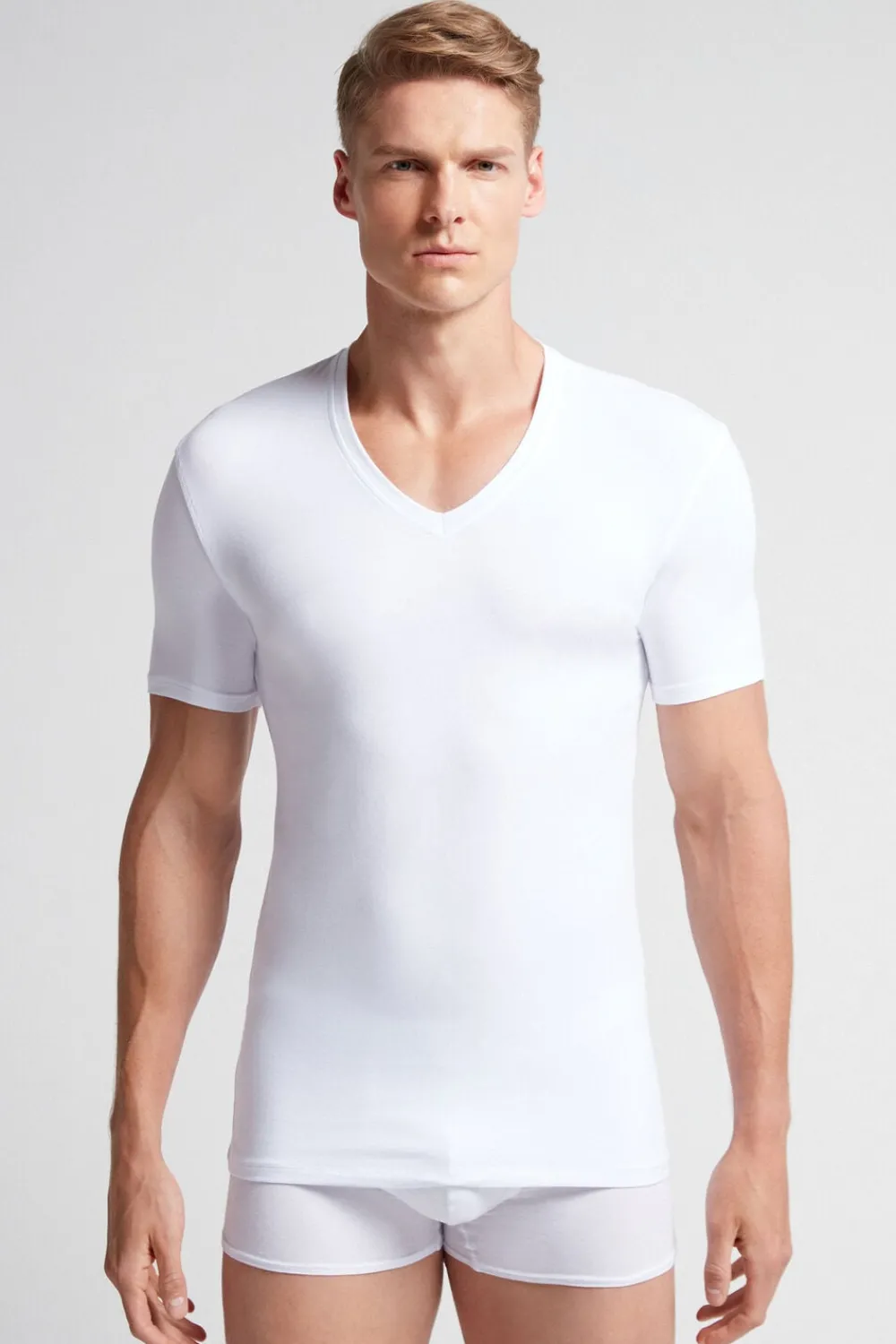 T-shirty|Bawełna Superior>Intimissimi T-shirt z Dekoltem w Kształcie Litery V z Elastycznej Bawełny Superior biały - 001 - biały