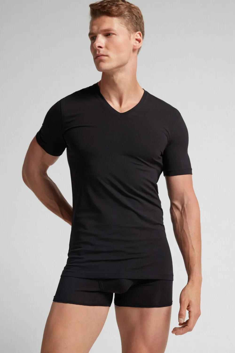 T-shirty|Bawełna Superior>Intimissimi T-shirt z Dekoltem w Kształcie Litery V z Elastycznej Bawełny Superior czarny - 019 - czarny