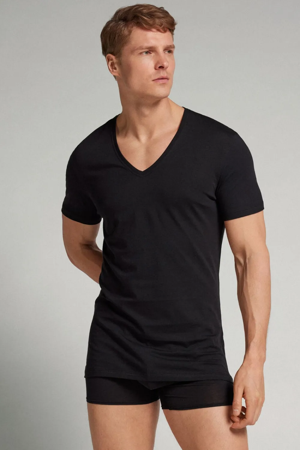 T-shirty|Bawełna Superior>Intimissimi T-shirt z Dekoltem w Kształcie Litery V z Bawełny Superior Extrafine czarny - 019 - czarny