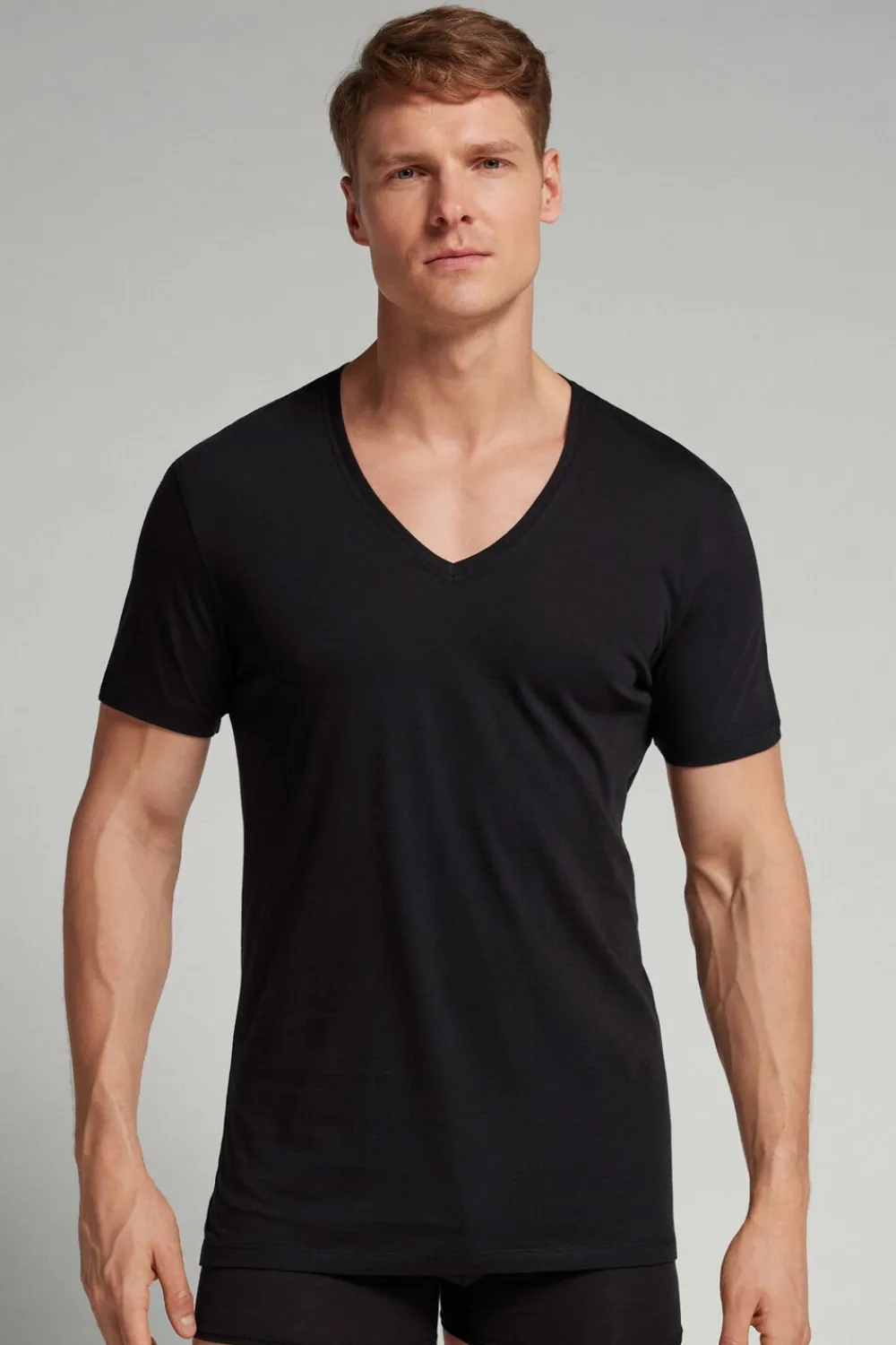 T-shirty|Bawełna Superior>Intimissimi T-shirt z Dekoltem w Kształcie Litery V z Bawełny Superior Extrafine czarny - 019 - czarny